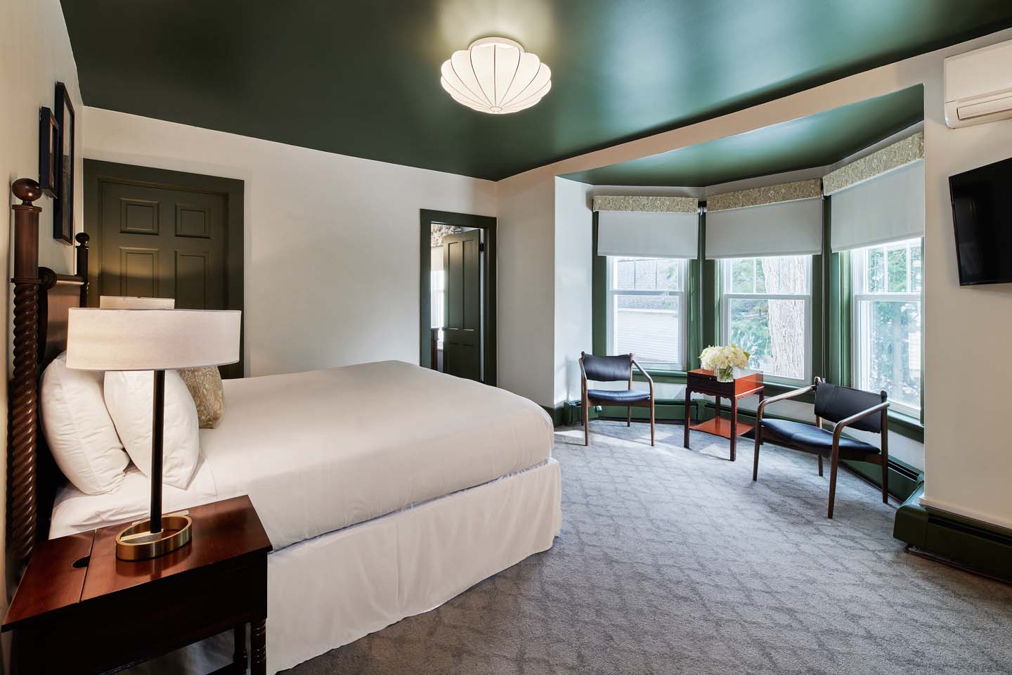 Guest room with green ceiling and bay window seating